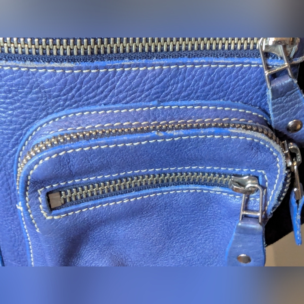 ROOTS CANADA Tribe Village crossbody purple leather bag. Medium - Picture 12 of 13